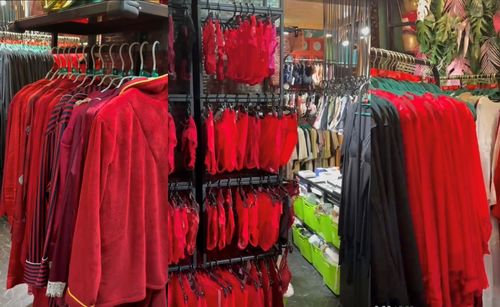 從百元服飾到高端絲綢, 新年戰(zhàn)袍 點燃春節(jié)經濟